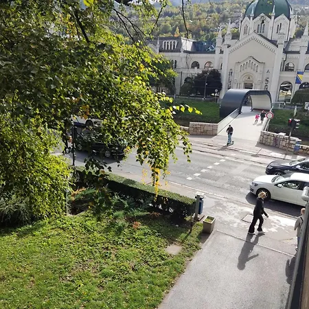 3bdr Downtown Διαμέρισμα *